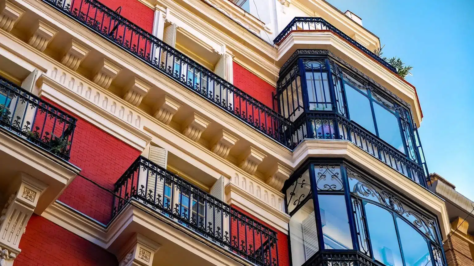 Detalle arquitectónico de finca señorial en Chamartín y Salamanca para gestión de compra de edificios y proindivisos inmobiliarios.